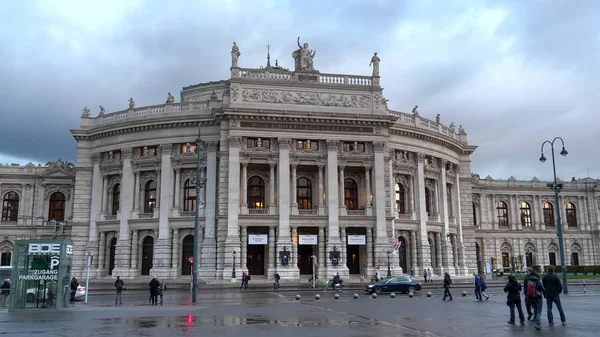 VIENA, AUSTRIA, 9 DE OCTUBRE DE 2017 por la tarde clip del burgtheater en Viena — Foto de Stock