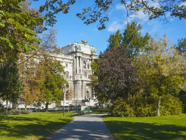 Pałac hofburski widziany z parku Mozarta w Wiedniu — Zdjęcie stockowe