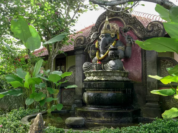 Socha fontány ganeše v zahradě na ubudu na ostrově Bali — Stock fotografie