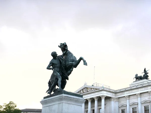 2017年10月9日在澳大利亚维也纳拍摄的马驯化者雕像议会大楼 — 图库照片