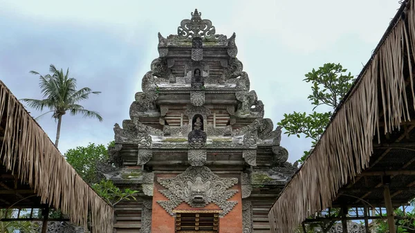 UBUD, INDONESIA - MAART, 14, 2018: het koninklijk paleis, puri saren agung, at ubud in bali — Stockfoto