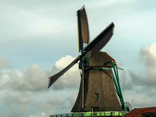 Vista da vicino di un mulino a vento vele girando a zaanse schans vicino ad Amsterdam — Foto Stock