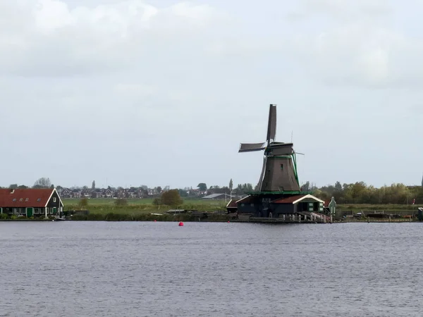 En vindmølle på zaanse schans nær amsterdam – stockfoto