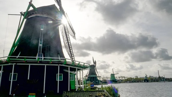 Sole dietro diversi mulini a vento a zaanse schans vicino ad Amsterdam — Foto Stock