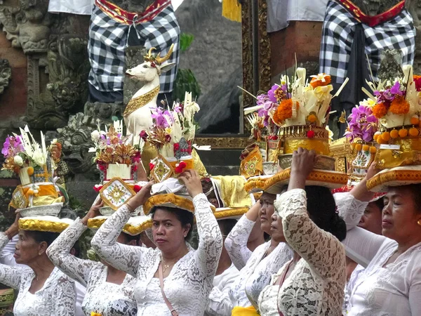 UBUD, INDONESIA - MARZO, 14, 2018: le donne balinesi portano offerte sulla testa in un tempio a ubud — Foto Stock