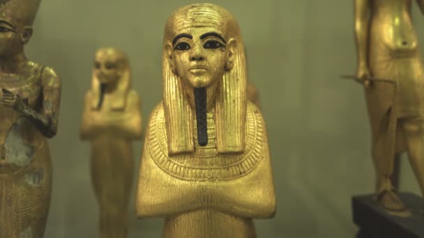 CAIRO, EGITTO-SETTEMBRE, 26, 2016: vista da vicino di una statuetta dorata a cairo — Video Stock