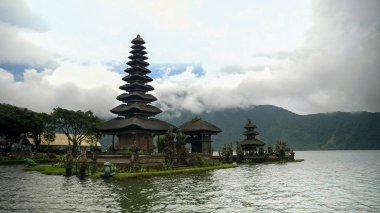 Bali 'deki Pura Danu Bratan Tapınağı' nın bulutlu öğleden sonra çekimi.