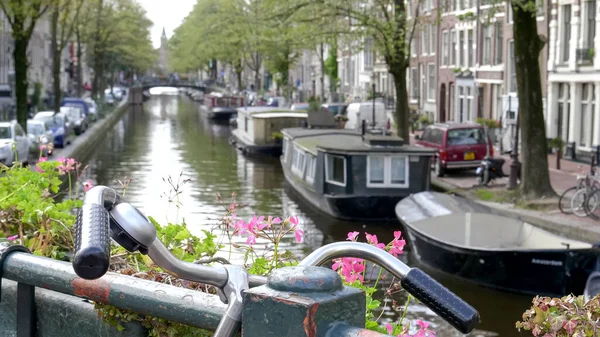 Cykelhandtag och ett grunt skärpedjup på en kanal i amsterdam — Stockfoto