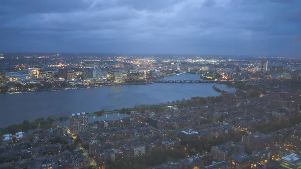 Bostons charles río por la noche desde el observatorio de la pista aérea — Foto de Stock