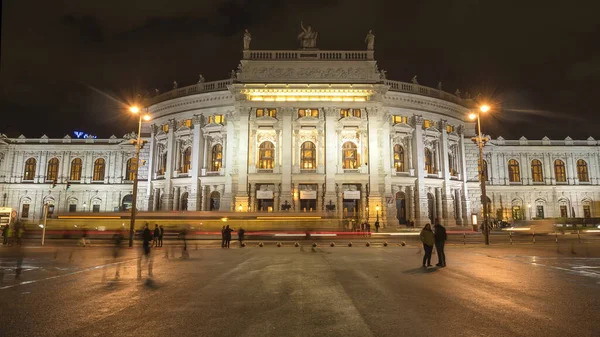 VIENA, AUSTRIA, 9 DE OCTUBRE DE 2017 Vista nocturna del burgtheater en Viena, Austria — Foto de Stock