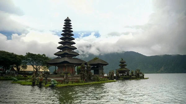 Bewölkter Nachmittag Aufnahme des Pura Danu Bratan Tempels in Bali — Stockfoto