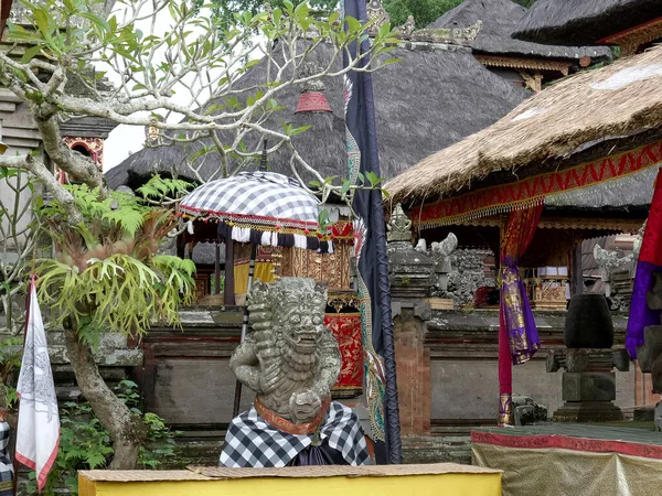 Pátio com estátuas em um templo hindu em ubud — Fotografia de Stock