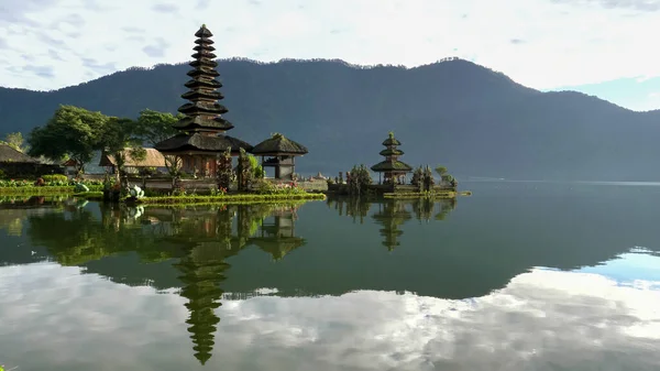 Vista de la mañana temprano de pura danu bratan templo y lago tranquilo en la isla de bali — Foto de Stock