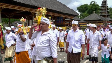 BEDUGUL, İNDONEZYA MARCH, 15, 2018: Bali 'deki Pura Danu Bratan tapınağında yeni yıl töreni