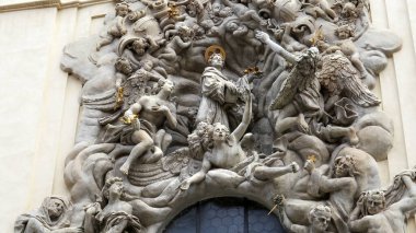 Prag, Çek Cumhuriyeti - 10 Ekim 2017: Prag 'daki St. James Bazilikası' nın kapısının kapatılması