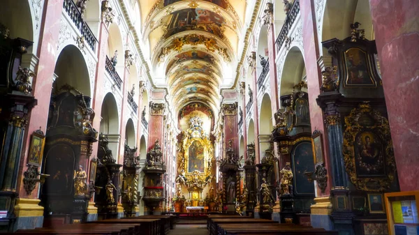 PRAG, TJECKIEN - OKTOBER, 10, 2017: inre mittgång av basilika st James i Prag — Stockfoto