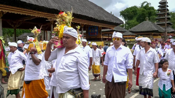 BEDUGUL, INDONESIA MARZO, 15, 2018: cerimonia di Capodanno al tempio pura danu bratan di bali — Foto Stock