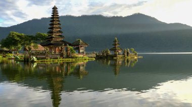 Bali 'deki Pura Danu Bratan Tapınağında Sabah Güneşi