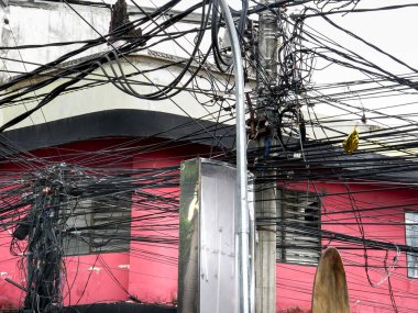 Bali 'deki Kuta' da elektrik hatları çok karışık.