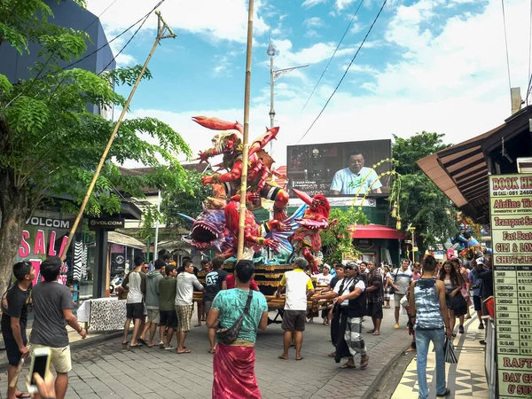 KUTA, INDONESIA - MARCH, 16, 2018: bambusové tyče sloužily k přesouvání elektrického vedení u sochy ogoh-ogoh v Kutě — Stock fotografie