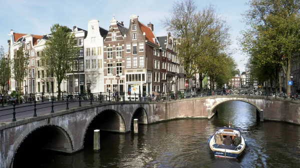 Tarde amplia vista de edificios holandeses, canales y puentes en Amsterdam — Foto de Stock