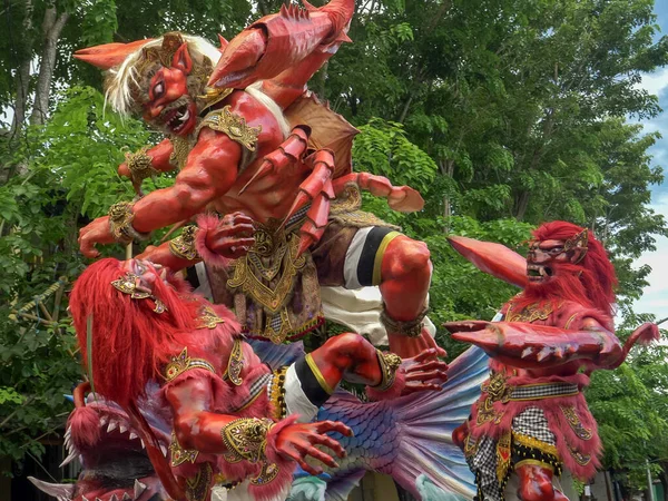 KUTA, INDONESIA - MARCH, 16, 2018: close up of villagers moving an ogoh-ogoh socha for the new year parade at kuta — Stock fotografie