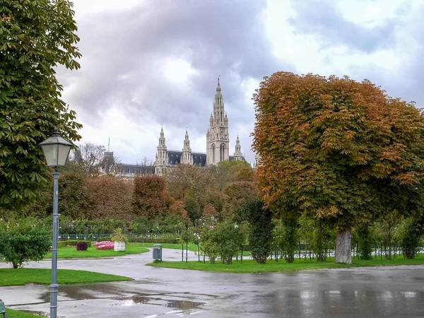 Visão da tarde do parque de volksgarten em vienna — Fotografia de Stock