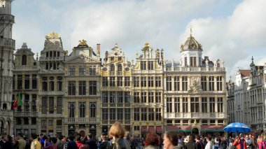 BRÜKSEL, BELGIUM - 13 Ekim 2017: Brüksel 'deki büyük lonca evlerinin öğleden sonra çekimi