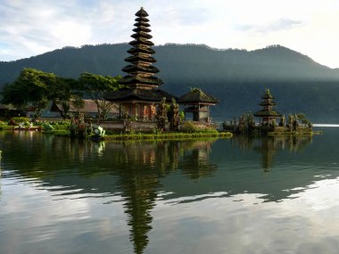 Bali adasında sabah Pura Danu Bratan Tapınağı 'nın mercekli görüntüsü.