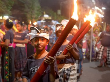 KUTA, INDONEZYA - Mart, 16, 2018: Bali 'deki yeni yıl sokak geçidinde fenerli bir çocuk