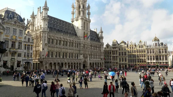 BRUSELAS, BÉLGICA - 13 DE OCTUBRE DE 2017: vista del ayuntamiento en gran lugar de Bruselas — Foto de Stock