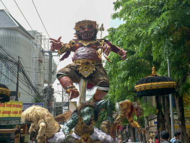 Kuta, Endonezya - 16 Mart 2018: Ogoh-ogoh heykeli Bali 'de bir kuta caddesinde