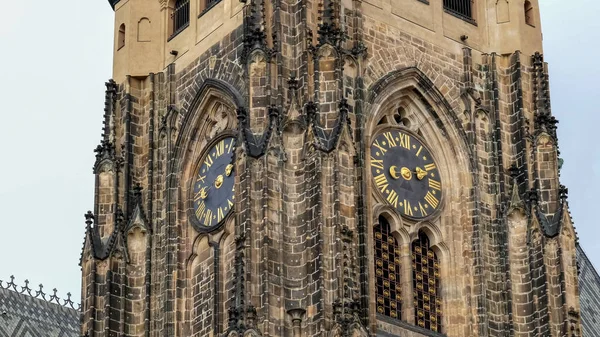 Primer plano de la torre del reloj en el castillo de Prague —  Fotos de Stock