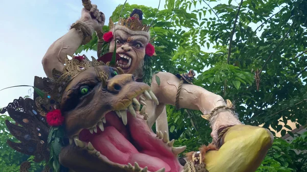 KUTA, INDONESIA - MARCH, 16, 2018: extreme close up of an ogoh-ogoh and dragon statue on a kuta street of bali — Stock Photo, Image