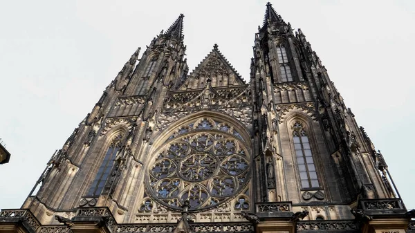 Široký úhel záběru přední části katedrály sv. Víta v Praze — Stock fotografie