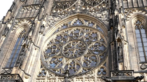 Disparo exterior de una vidriera en la catedral de st vitus en prague —  Fotos de Stock