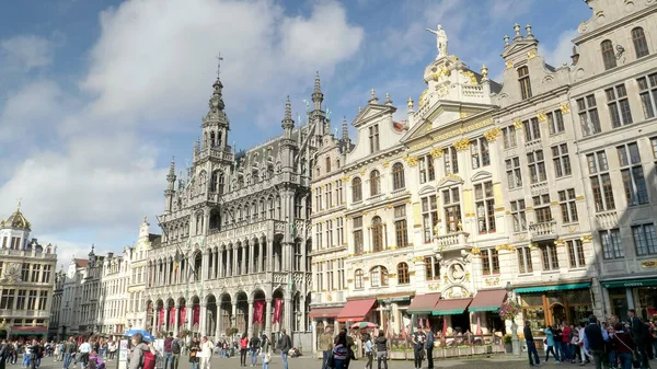 BRUSELAS, BÉLGICA - 13 DE OCTUBRE DE 2017: casas de reyes y gremios en gran lugar en Bruselas — Foto de Stock