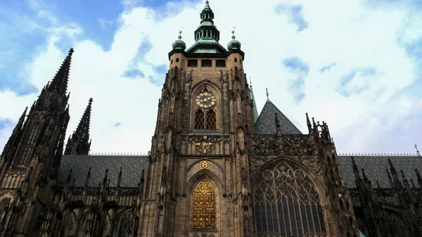 Disparo de la torre del reloj de la catedral de st vitus en prague — Foto de Stock