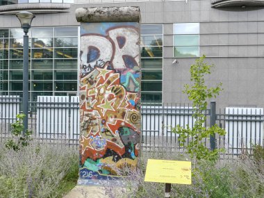 BRÜKSEL, BELGIUM - 13 Ekim 2017: Brüksel 'deki eu parlamentosunda Berlin Duvarı Bölümü