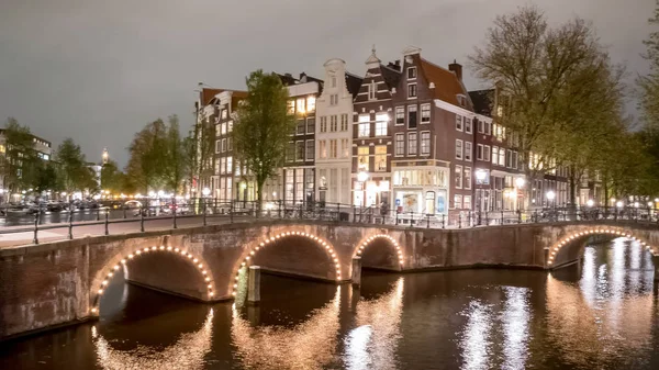 Vista nocturna de canales, puentes y casas en Amsterdam — Foto de Stock