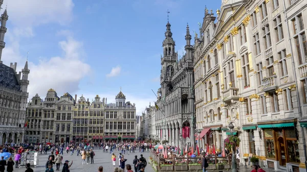 BRUSELAS, BÉLGICA - 13 DE OCTUBRE DE 2017: Ayuntamiento y gran lugar en Bruselas — Foto de Stock