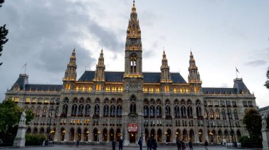 VIENNA, AUSTRIA, EKİM, 9, 2017 Viyana 'daki Rathaus' un dış cephesinin akşam çekimi