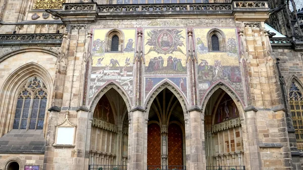 Umělecká díla na exteriéru katedrály sv. Víta v Praze — Stock fotografie