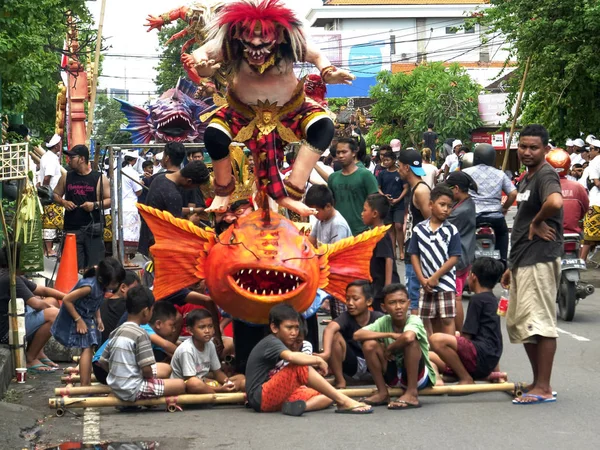 KUTA, INDONÉSIA - MARÇO, 16, 2018: crianças esperam com sua estátua ogoh ogoh em kuta em bali — Fotografia de Stock