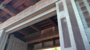 Tokyo 'daki İmparatorluk Sarayı' na giden devasa ote-mon kapısından yakın çekim.