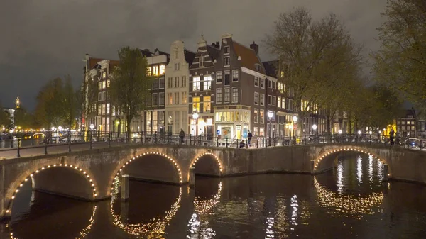Canales y puente por la noche en los Países Bajos — Foto de Stock