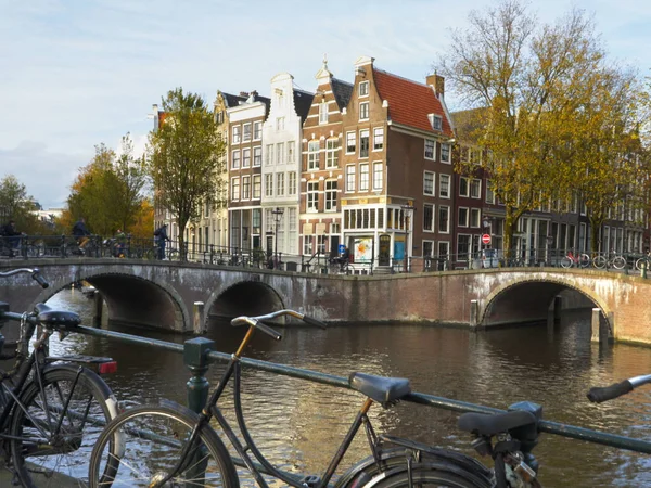 Bicicletas y un puente de canal en Amsterdam — Foto de Stock