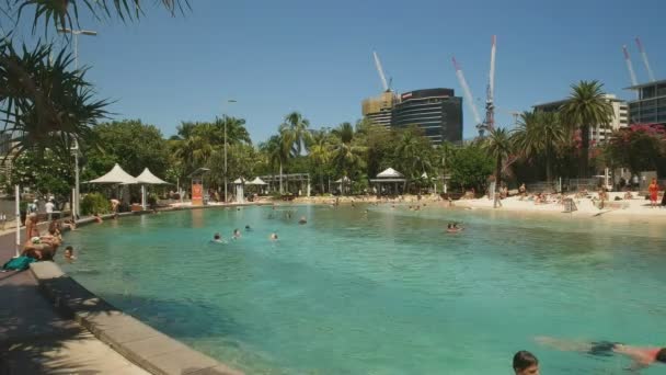 Brisbane, Ausztrália-március, 7, 2017: széles kilátás a medencére és a strand a South Bank Brisbane-ben — Stock videók
