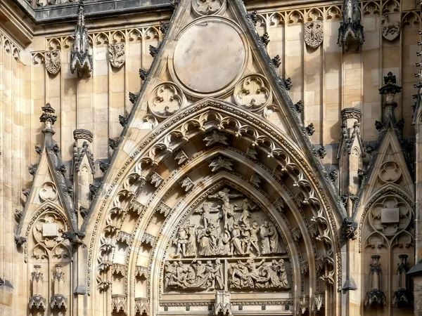 Architektonický detail na přední straně katedrály sv. Víta v Praze — Stock fotografie