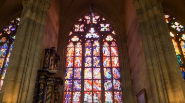 Prag, Çek Cumhuriyeti - 10 Ekim 2017: Prag Kalesi 'nde vitus katedralli cam pencere